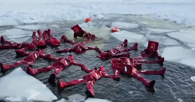 আইস ফ্লোটিং করছে